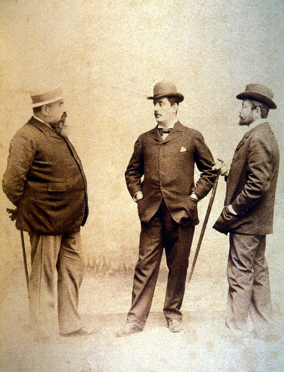 Giacomo Puccini (1858-1924), merkezde, libretto yazarları Giuseppe Giacosa (solda) ve Luigi Ilica (sağda) ile birlikte. by Unknown