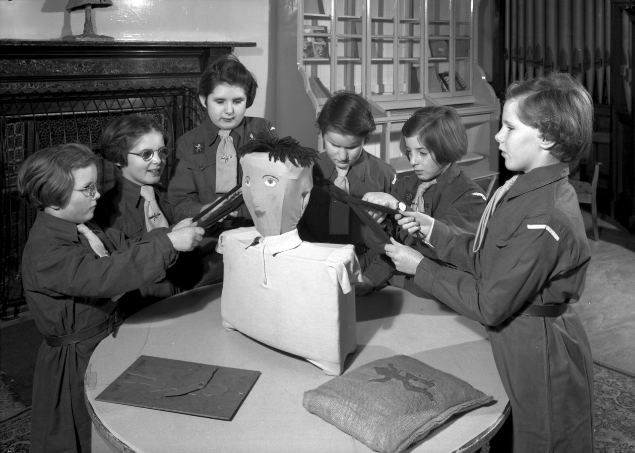 Royal Victoria School for the Blind Brownie paketinin üyeleri birlikte çalışıyor, Newcastle upon Tyne, Birleşik Krallık, Ocak 1962 (bw fotoğraf) by Unbekannt Unbekannt