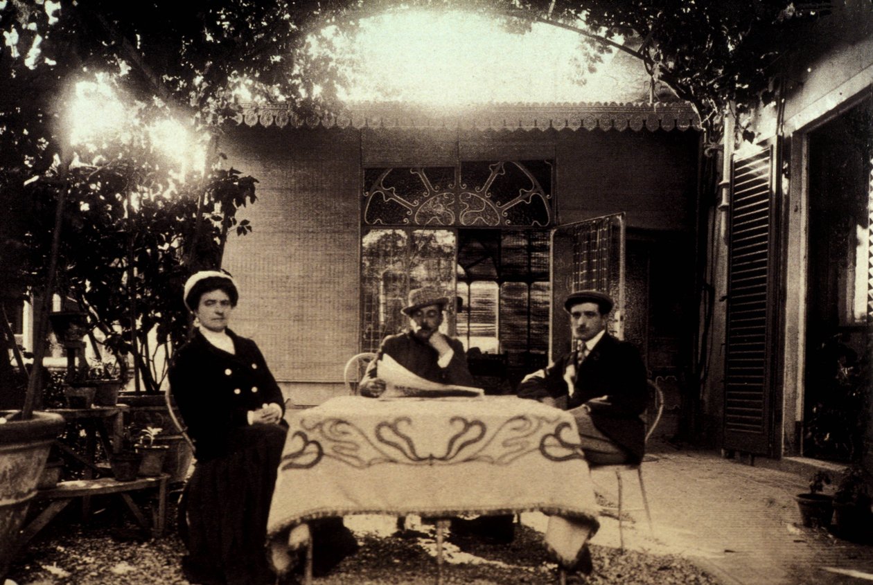 Besteci Giacomo Puccini (1858-1924), eşi Elvira ve oğulları Antonio ile Torre del lago