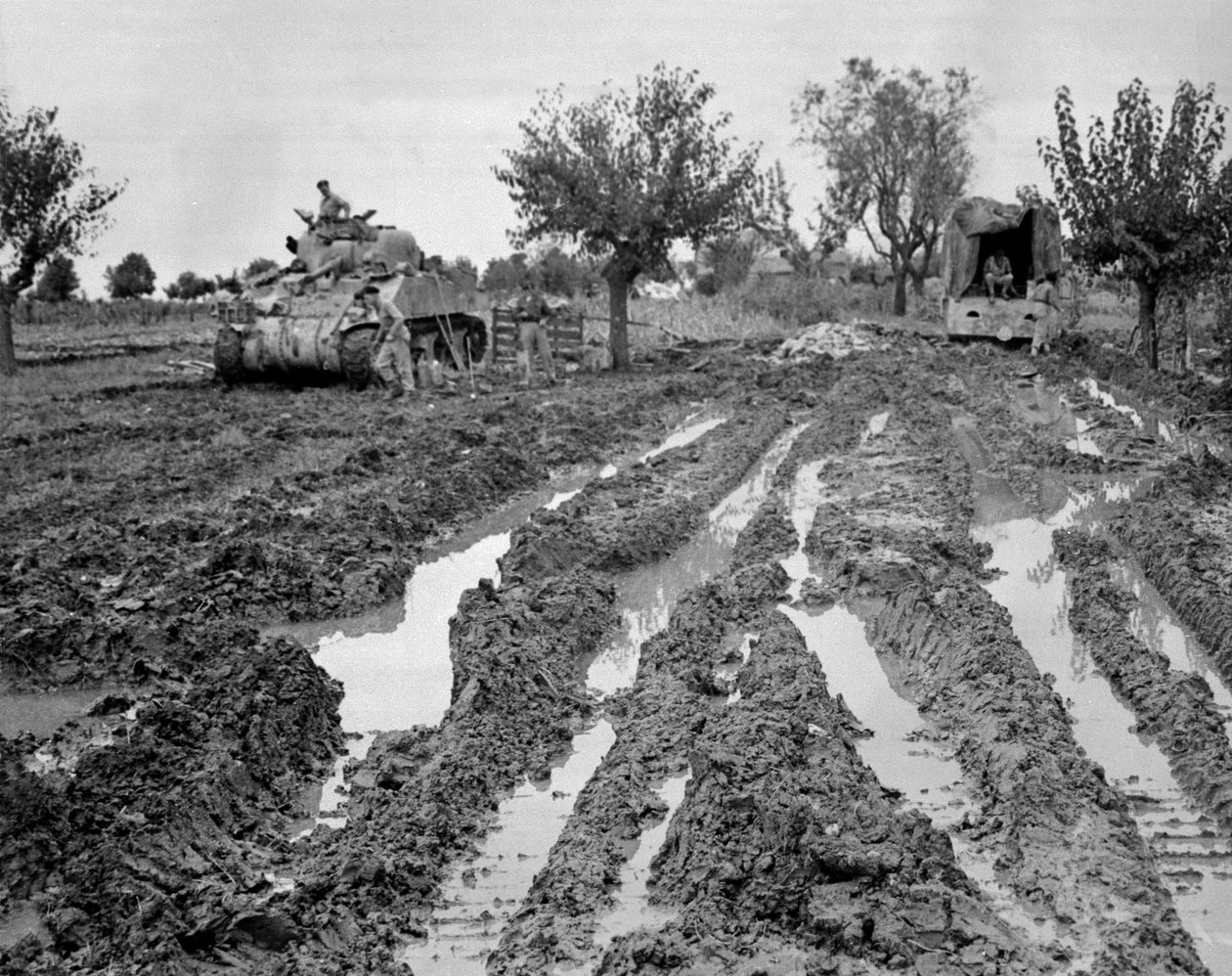 Sherman tankı ve çamurlu arazide bir kamyon, İtalya, c.1943-45, Komando Birliği tarafından derlenen 650 fotoğraftan oluşan bir koleksiyondan by American Photographer