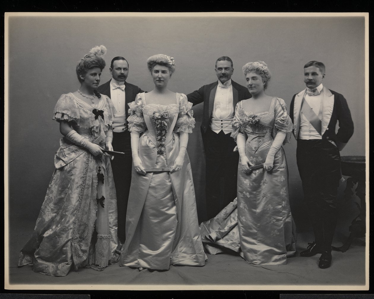 Bayan Douglas Robinson, Franklin Plumer, Bayan Pauline Riggs, Bay Charles Munn, Bayan Garrick Riggs ve Bay Frederick Weeks'in James Hazen Hyde Balosu, New York, 31 Ocak 1905'teki grup portresi (sil by Byron Company