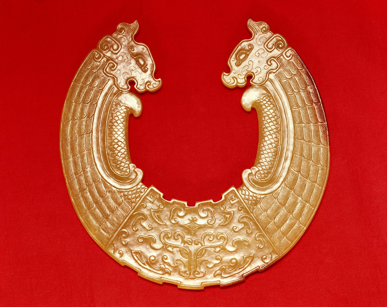 İki ejderha ve bir Tao-kravat maskesi (yeşim taşı) içeren plaket by Chinese School