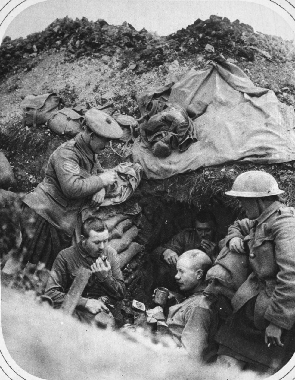 Siperlerde akşam yemeği zamanı: İngiliz ilerleyişi sırasında bir sığınakta mutlu bir parti, The Illustrated War News