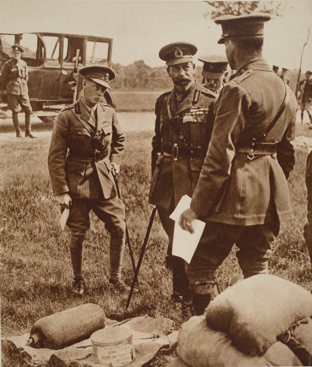 Kral Edward VIII, babası Kral George V ile Savaş Sırasında Bir Gaz Okulunda, c.1914 by English Photographer