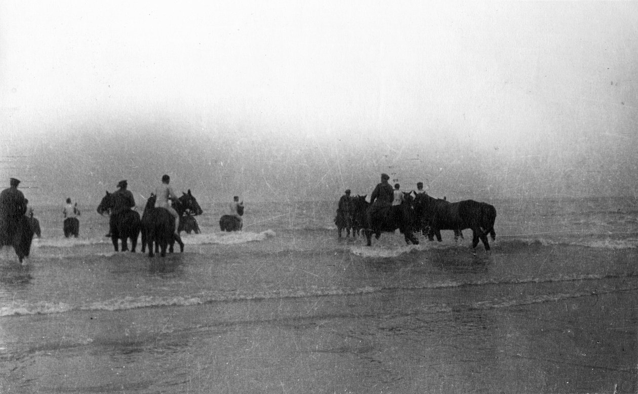 Normandiya kıyılarında atlarını yüzmeye götüren askerler, Ağustos 1916 by English Photographer