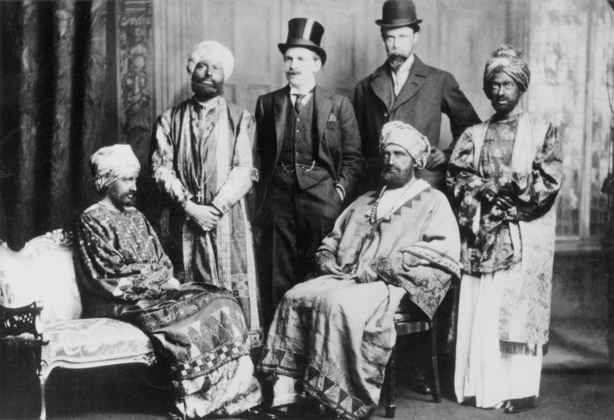 Habeş İmparatoru ve Mahkemesi, soldan sağa Guy Ridley, Horace de Vere Cole, Adrian Stephen, Duncan Grant ve oturan Virginia Stephen ve Anthony Buxton by English Photographer