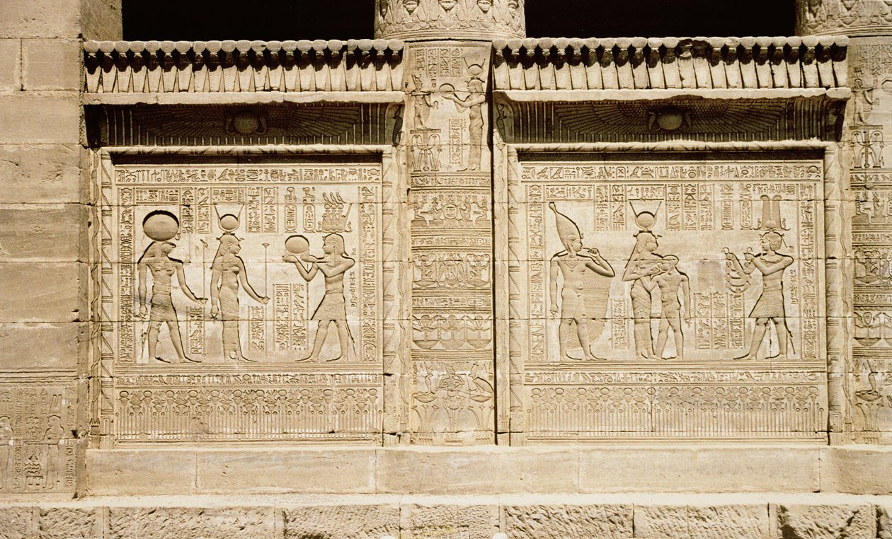 Solda iki kabartma, Hathor ve Horus