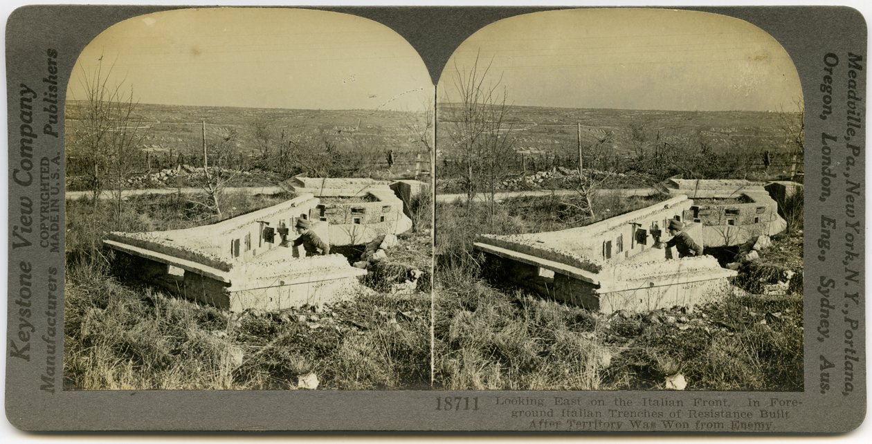 Açık bir alanda bir dizi beton siperin arkasında duran üniformalı bir adamı gösteren yatay, sepya stereo kart. Keystone Stereograf numarası 18711. Başlık şöyledir by Keystone View Company