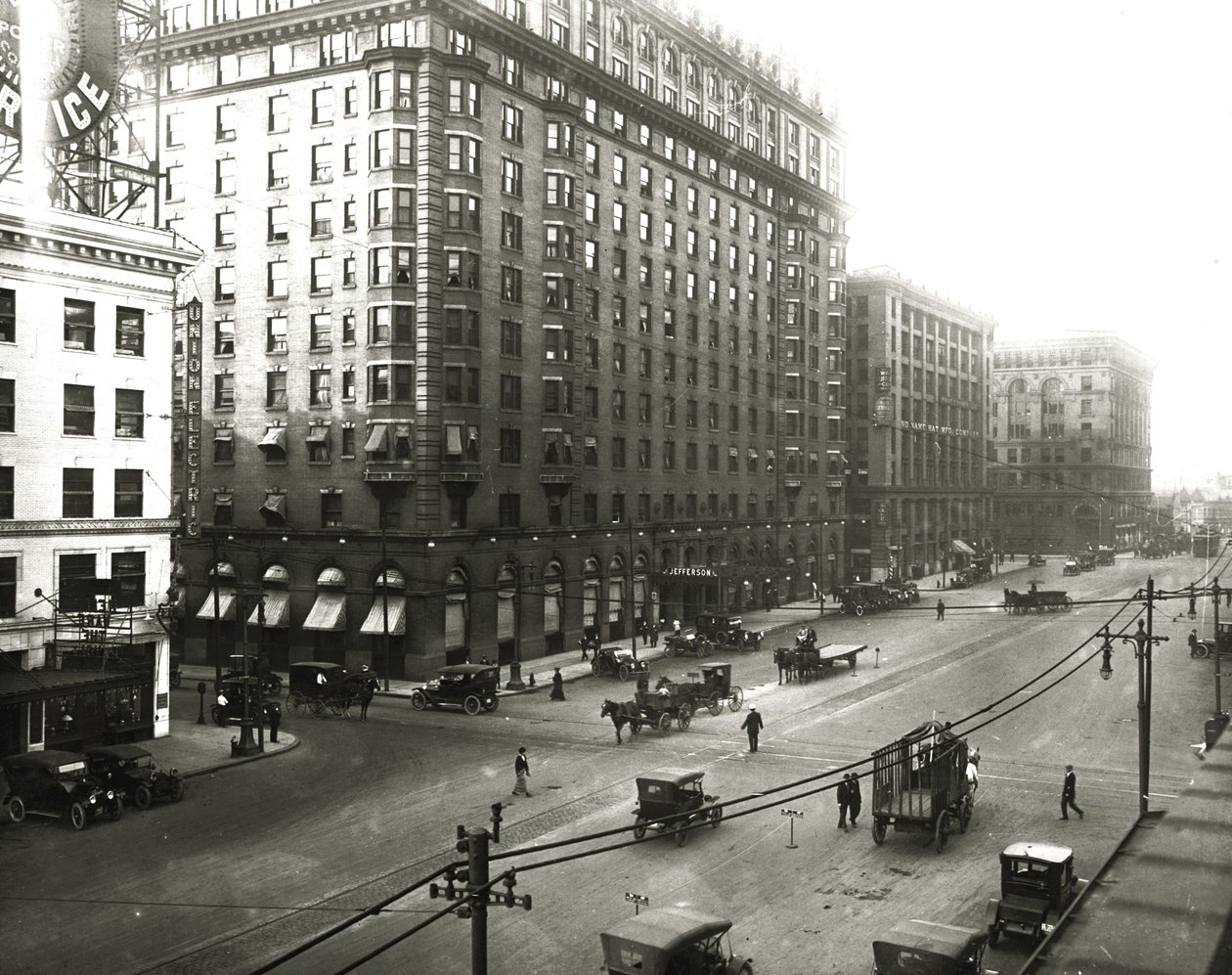 Twelfth ve Locust Streets