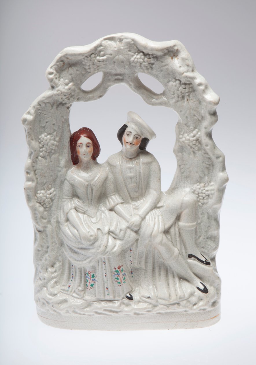 El ele oturan bir çiftin Staffordshire seramik heykelciği. Düğün sahnesi olabilir by Unknown