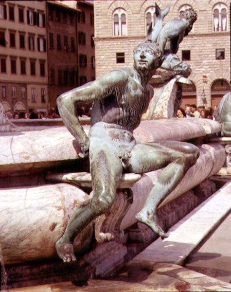 Neptün Çeşmesi, oturan bir figürün detayı by Giambologna