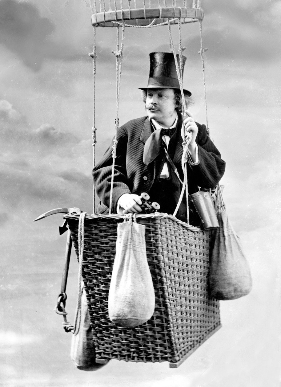 Fransız fotoğrafçı Gaspard Felix Tournachon dit Felix Nadar (1820-1910) burada bir sıcak hava balonunun gondolunda stüdyoda bir otoportre. by (1820 1910) Nadar
