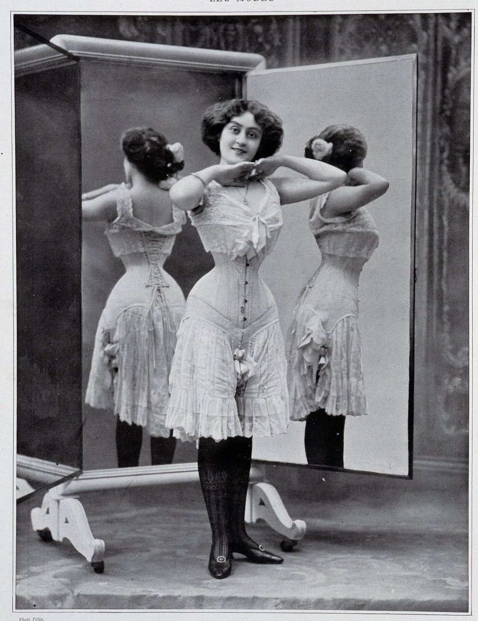 Thylda korseyi sunan model, fotoğraf Félix - “” Les Modes”, Aralık 1907. by (after) Felix Studio