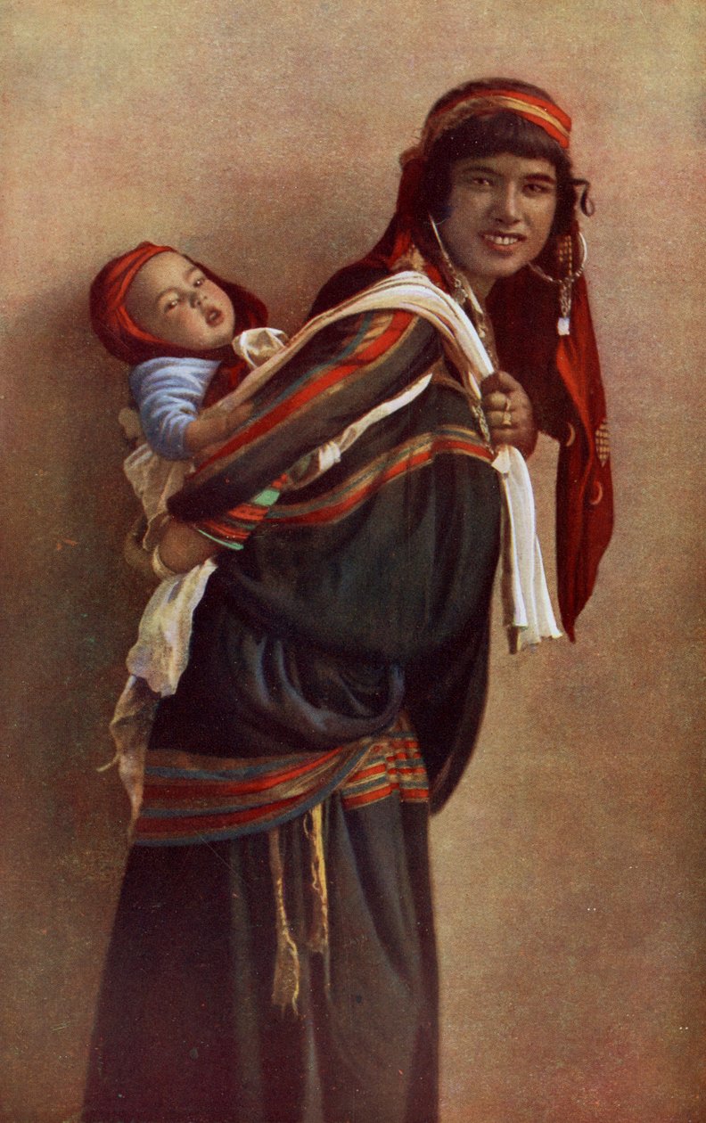 Afrika. Çocuğu omuzlarında olan Bedevi anne. 1920 by Unknown
