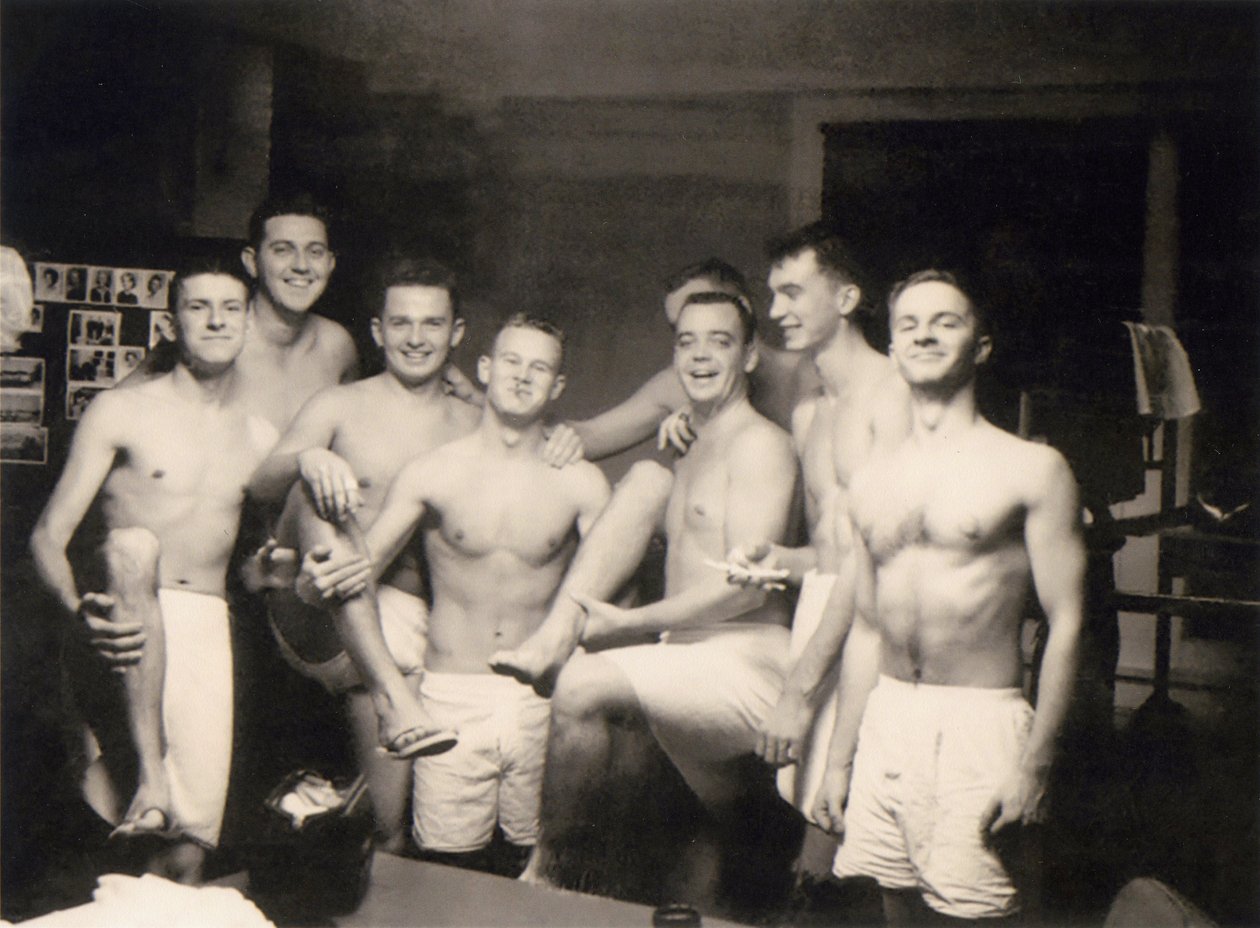 Amerikan Askerleri Soyunma Odasında, c.1942 by Unknown