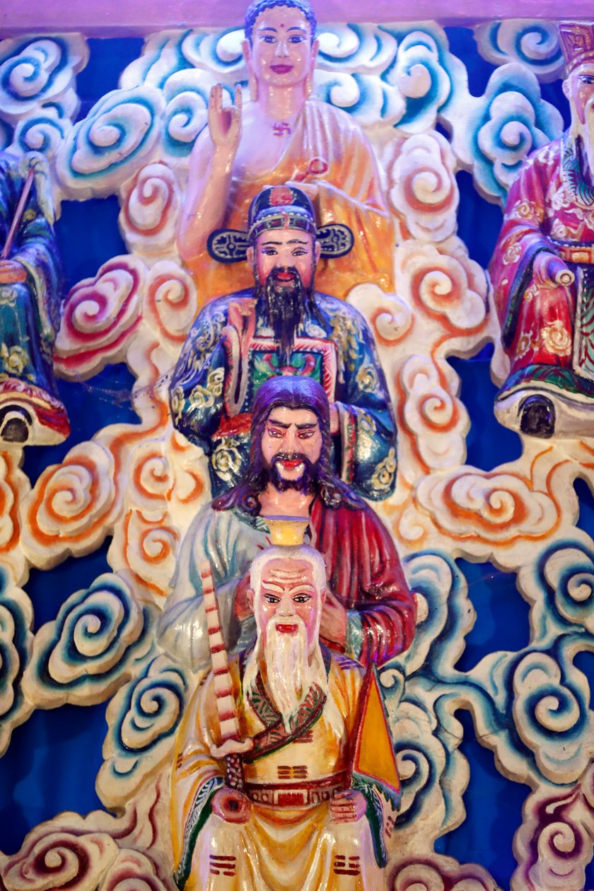 Cao Dai tapınağı, Lao Tseu, İsa, Bouddha ve Konfüçyüs, Phu Quoc, Vietnam by Unknown