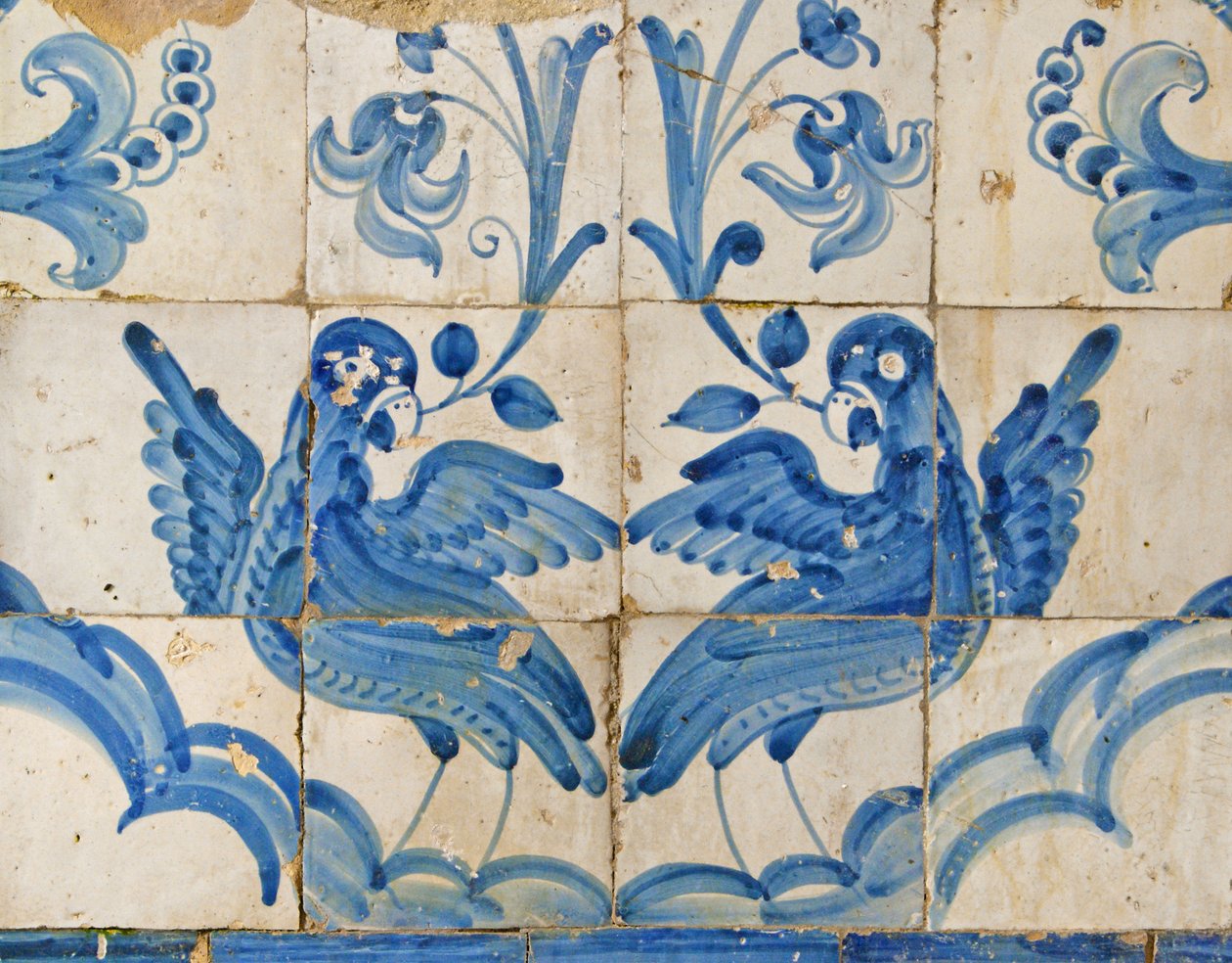 Gagalarında zambaklarla güvercinleri tasvir eden dekoratif panel, Tarouca, Portekiz (seramik karolar) by Unknown