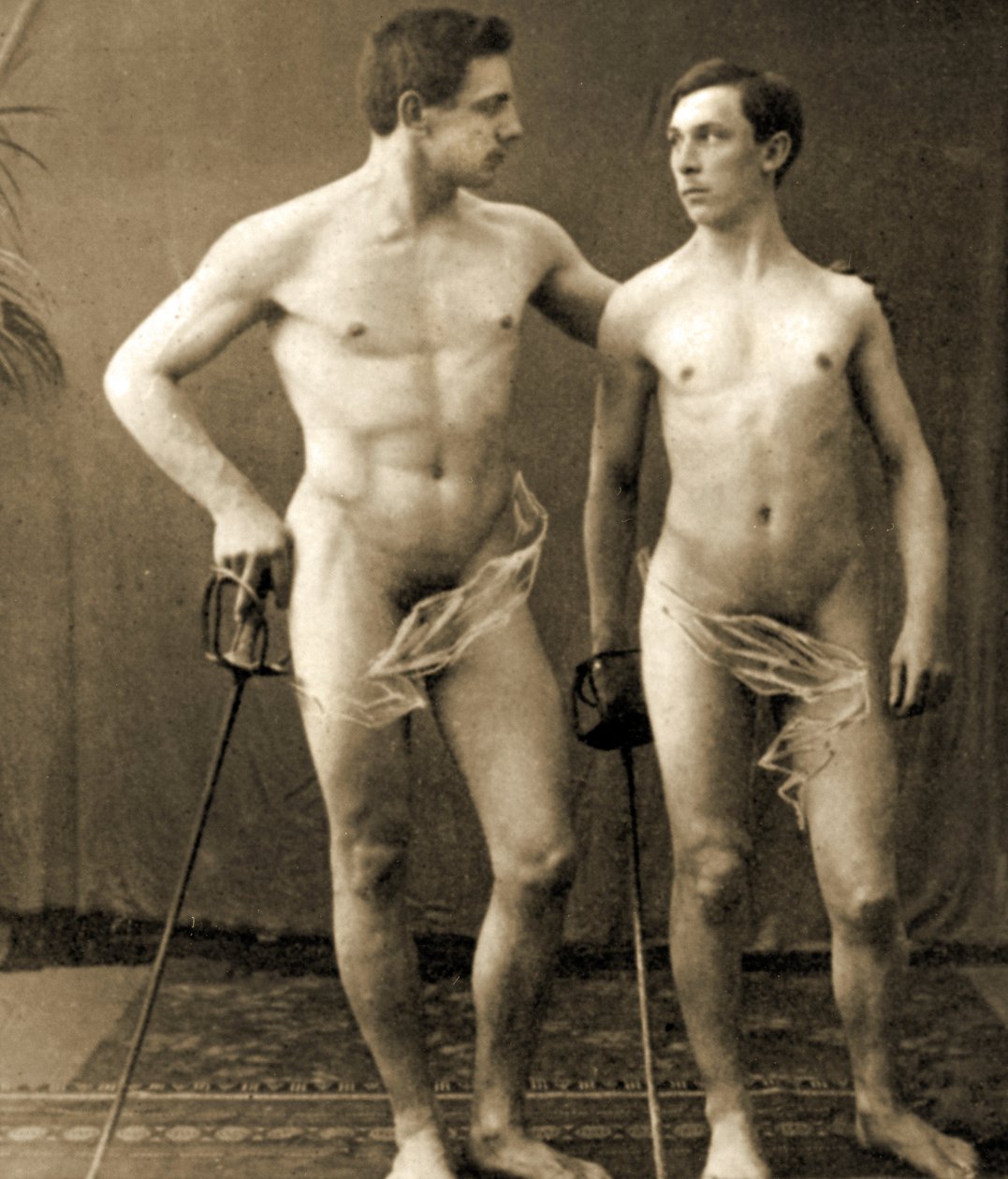 Eskrimciler poz veriyor, c.1910 (sepya fotoğrafı) by Unknown