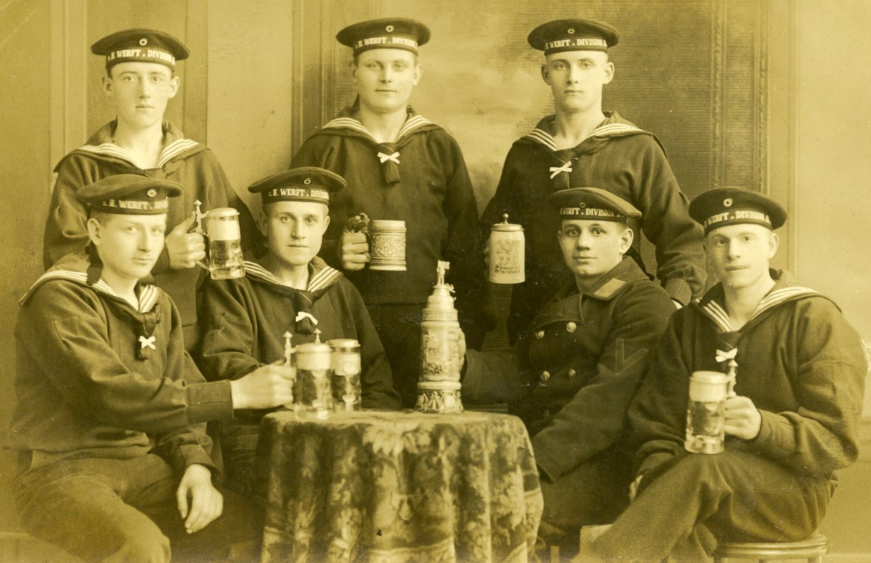 Alman 1. Dünya Savaşı İmparatorluk Donanması Denizcileri bira içiyor, c.1914 by Unknown