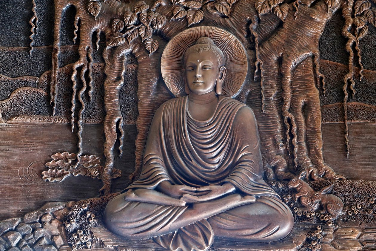 Linh Phong Budist tapınağı, Shakyamuni Buddha meditasyon pozunda Bodhi ağacının altında oturuyor, Dalat, Vietnam by Unknown