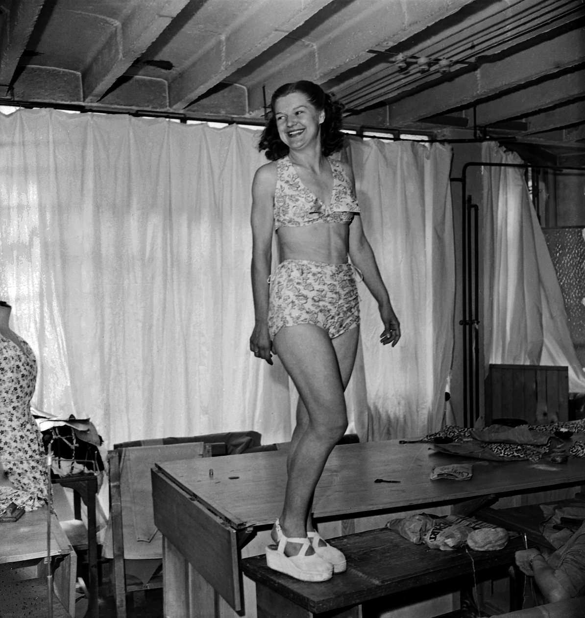 Uçak Tuvali ile Giysi Yapımı (Burada Mayo), Paris, C. 1947 by Unknown