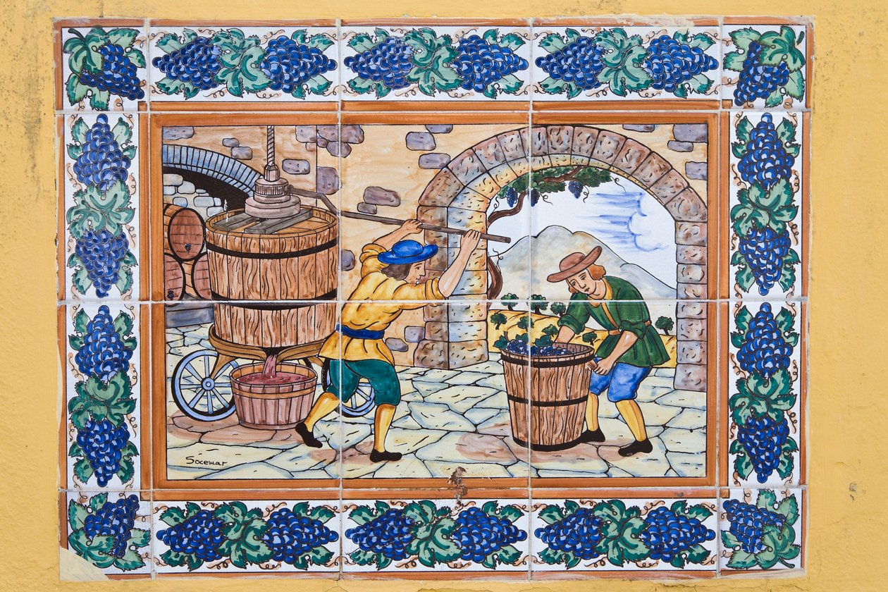 Bağ mahzeninde şarap presini çalıştıran işçileri gösteren 17. veya 18. yüzyıl tarzında modern İspanyol seramik karoları by Unknown
