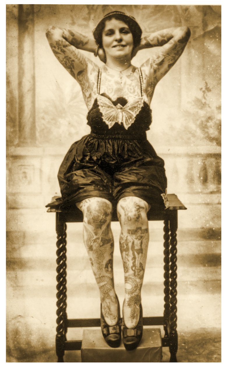 Oturan dövmeli bir kadının portresi, 1895 dolayları (Sepya Fotoğrafı) by Unknown