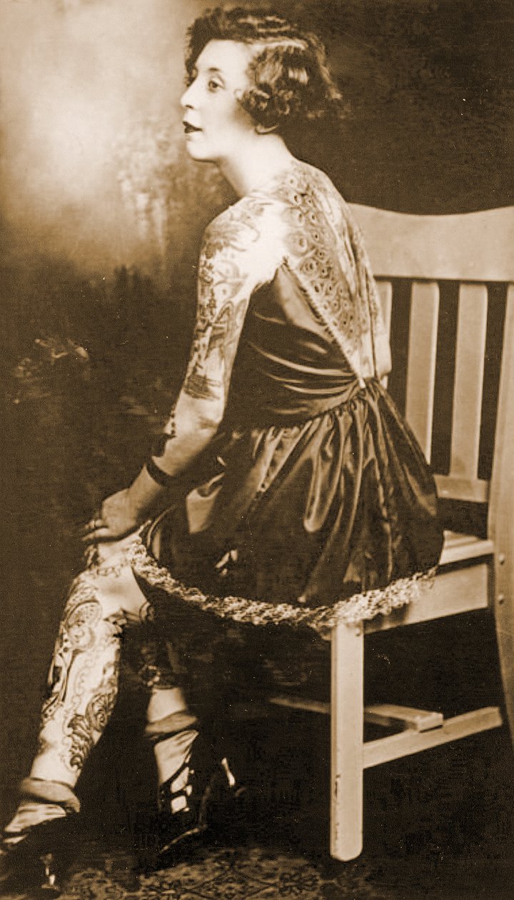 Dövmeli bir kadının portresi, 1895 dolayları (Sepya Fotoğrafı) by Unknown