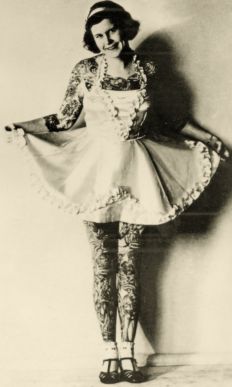 Dövmeli bir kadının portresi, c.1946 (Sepya Fotoğrafı) by Unknown