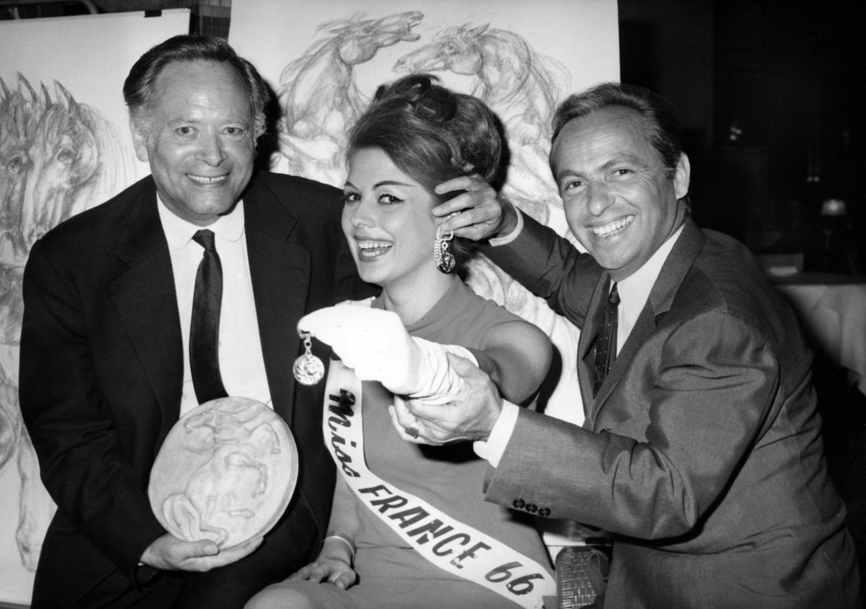 Rene Bollinger (Solda) ve Guy Lux Entourent Monique Boucher, 12 Temmuz 1966