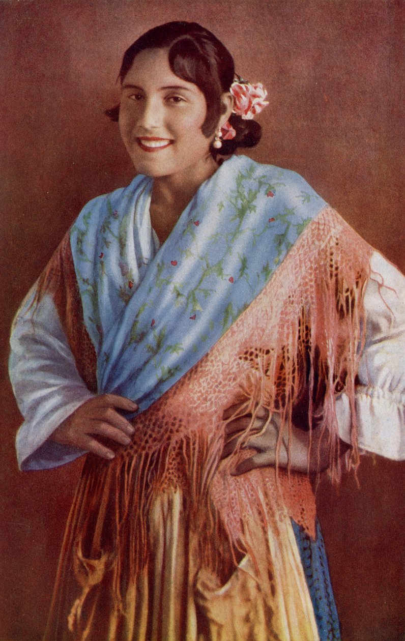 İspanya. Tipik bir elbise içinde parlak gözleri ve büyüleyici gülümsemesi olan İspanyol Señorita. 1920 by Unknown