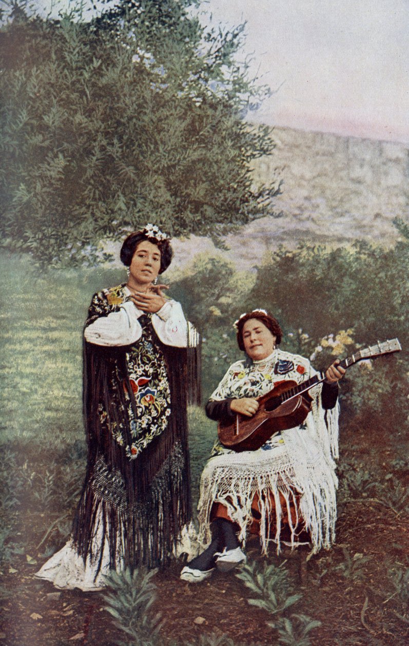 İspanya. Arkadaşı gitar çalarken genç kız ellerini hafifçe çırpıyor. Çoğu İspanyol dansçı bu eşlik biçimini tercih eder. 1920 by Unknown