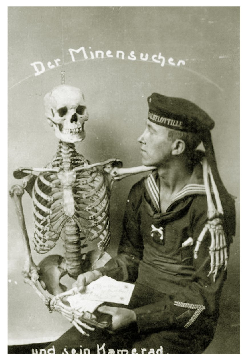Mayın tarama gemisi ve yoldaşı, c.1914 by Unknown