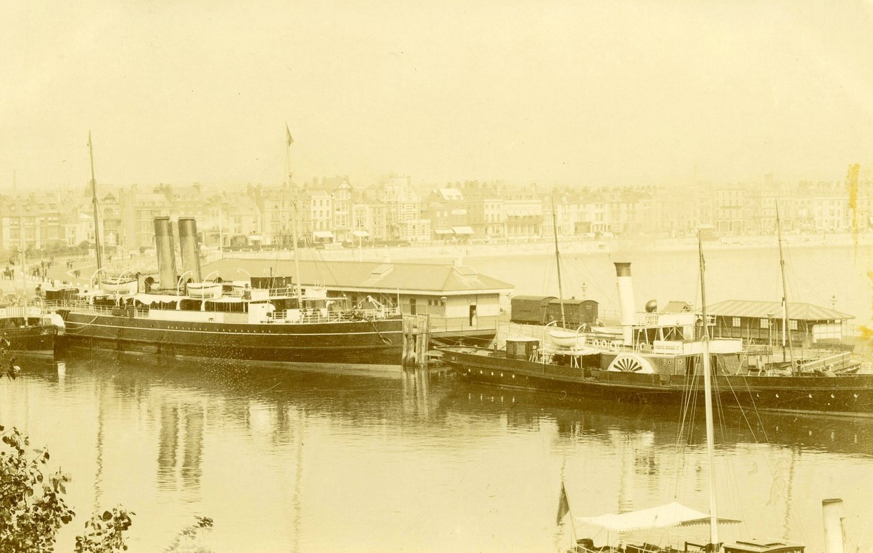 Weymouth limanındaki buharlı gemilerin görünümü, c.1903 by Unknown