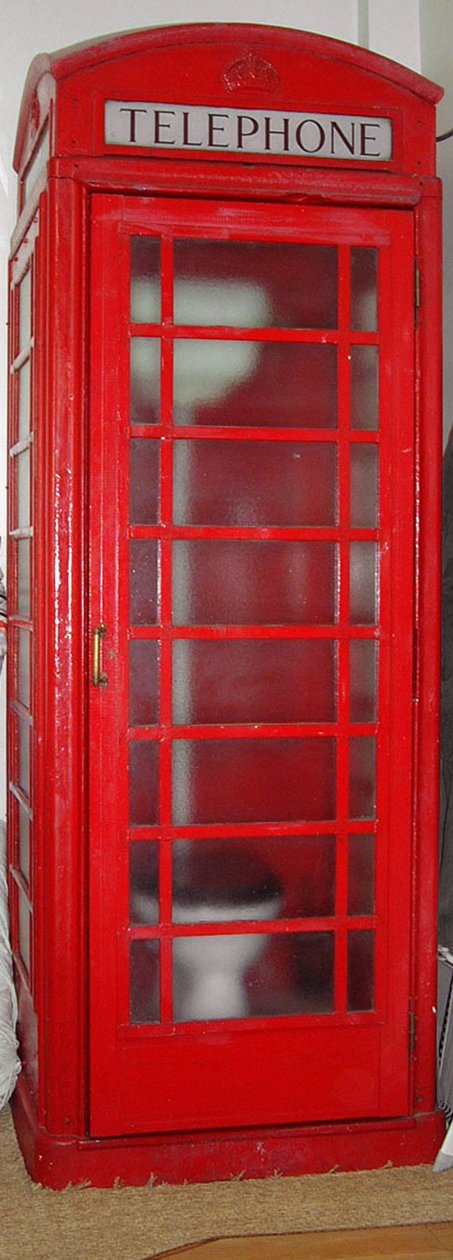 telefon kulübesinde tuvalet by Unknown