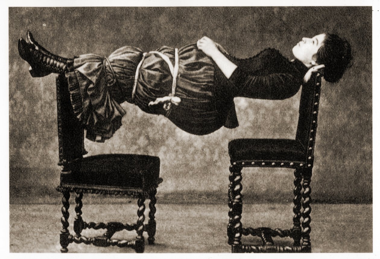 havada süzülen kadın, 1890 dolayları by Unknown