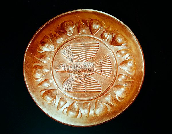 Kanatları açılmış kartal ile oyulmuş plaka (altın) by Achaemenid