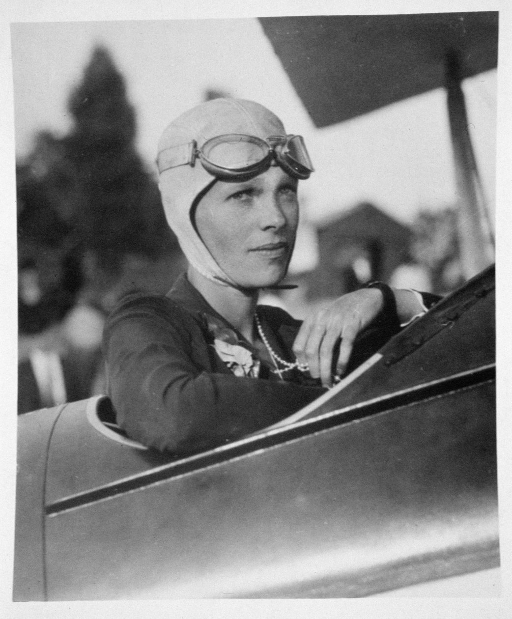 Amelia Earhart (1897-1937) Boston eğitim uçağında, 1926 by American Photographer