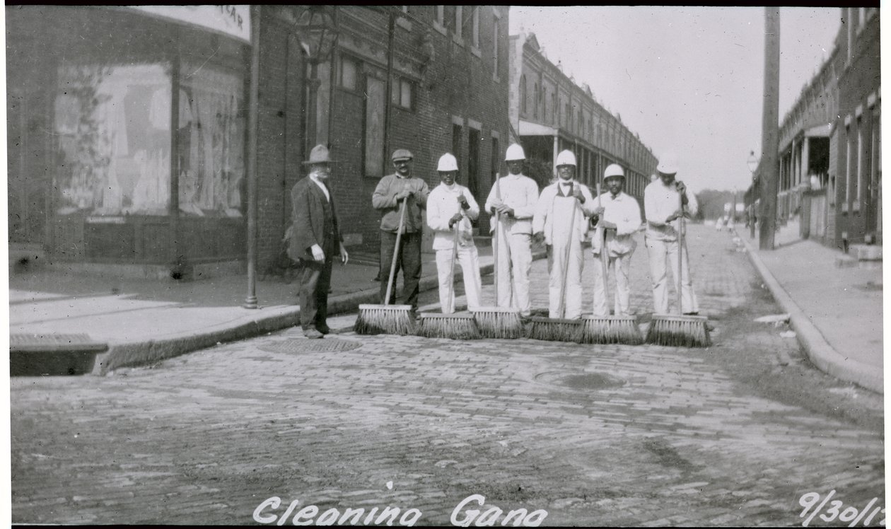City Street Temizleme Çetesi, Philadelphia, c.1920 by American Photographer