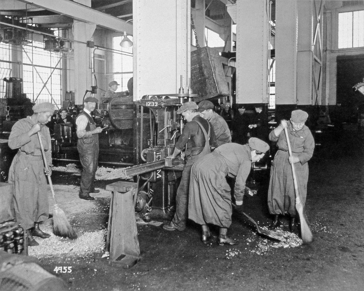 Birinci Dünya Savaşı sırasında kadın fabrika işçileri, c.1917 by American Photographer
