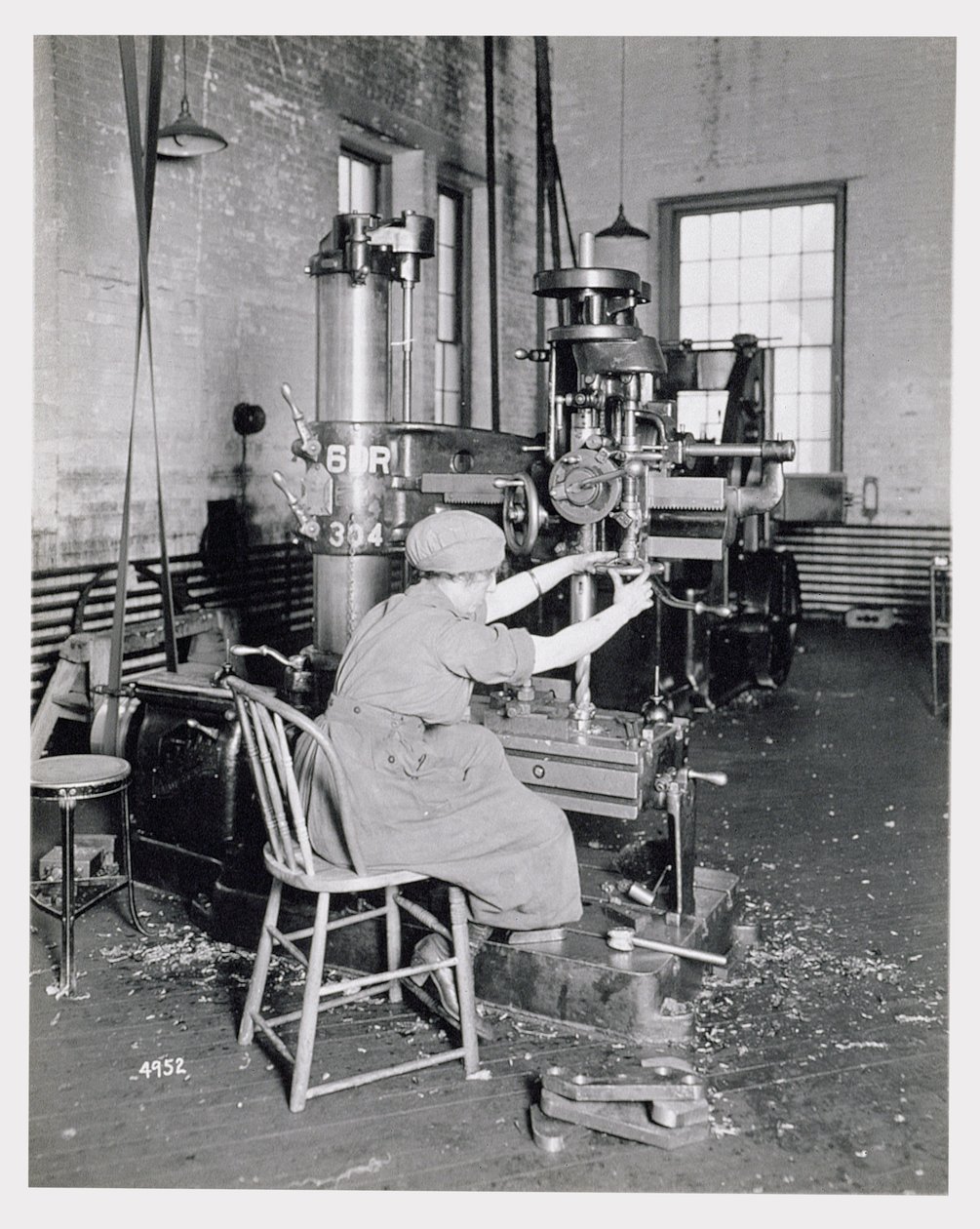 Birinci Dünya Savaşı sırasında bir fabrikada çalışan kadın işçi, c.1917 by American Photographer