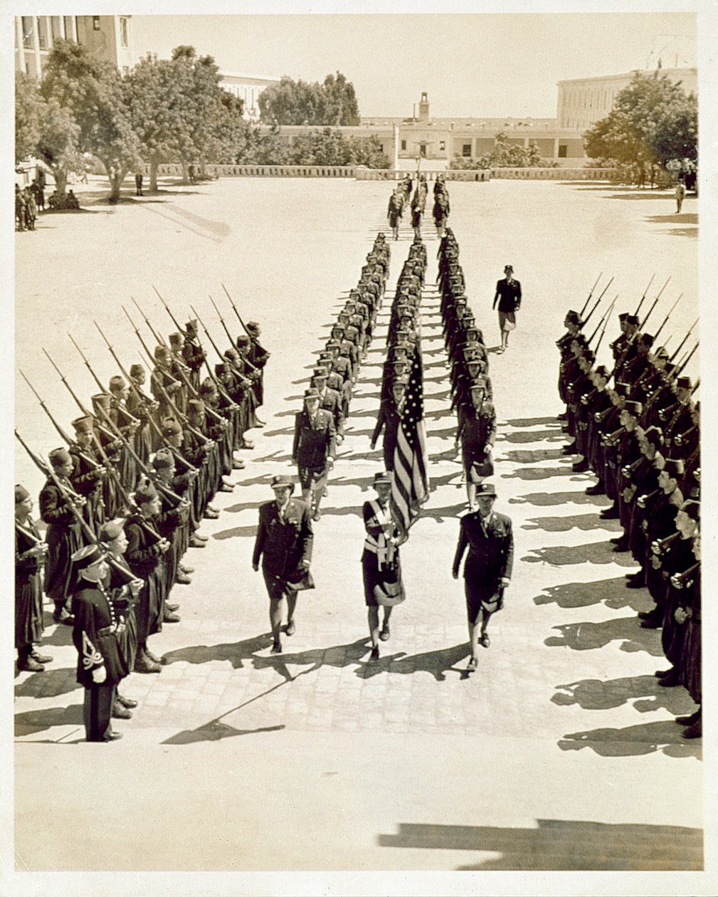 Askeri bir incelemede Kadın Kolordusu üyeleri, 1943 by American Photographer