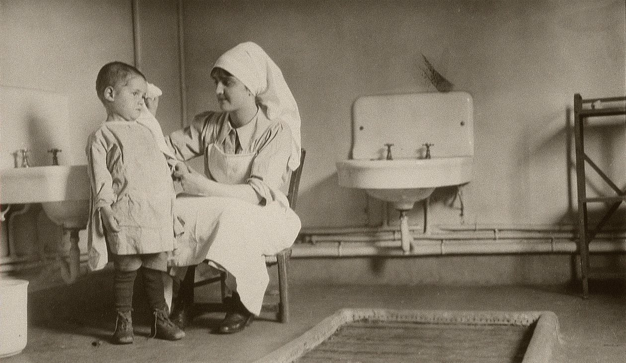 Mülteciler ve yetimler için Passay ve Saint-Quentin kolonilerinde hasta bir çocuğa bakan hemşire, 1919 by American Photographer