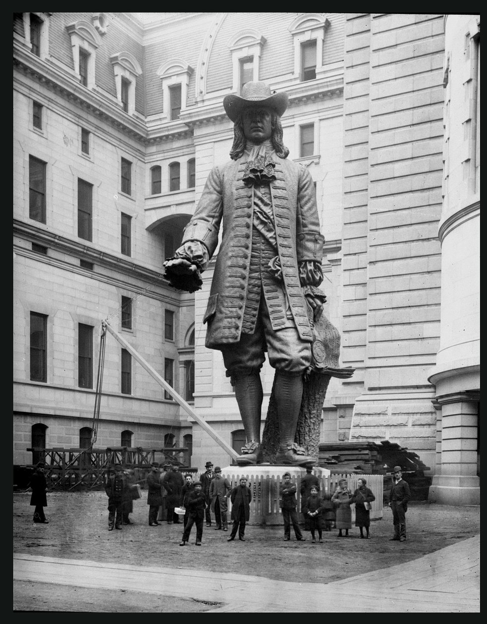 Philadelphia Belediye Binası Avlusunda William Penn Heykeli by American Photographer