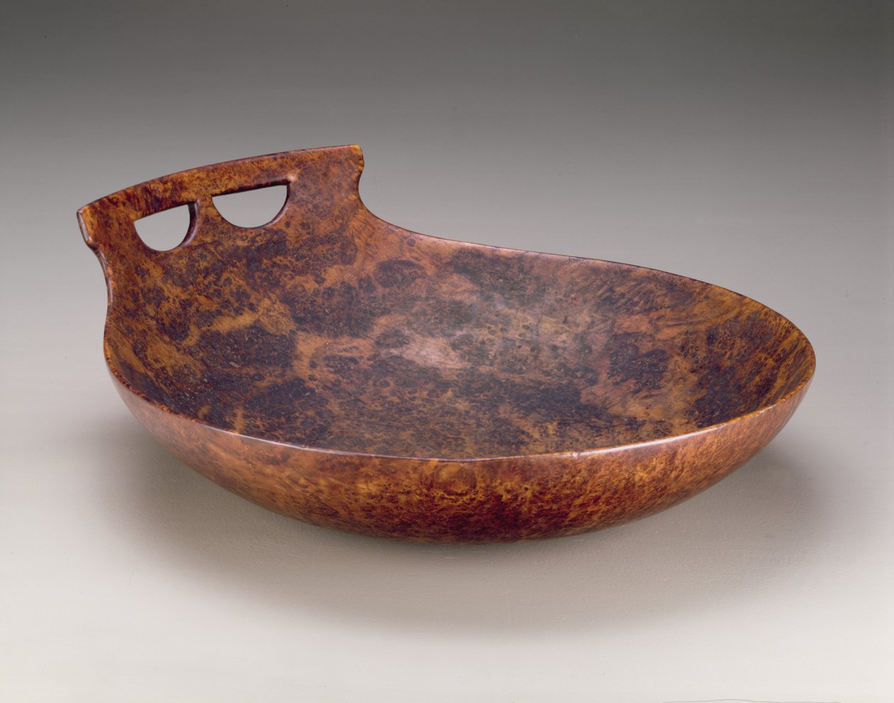 Çanak, Doğu Siyu, Kızılderili, c.1850 (diş ağacı) by American School