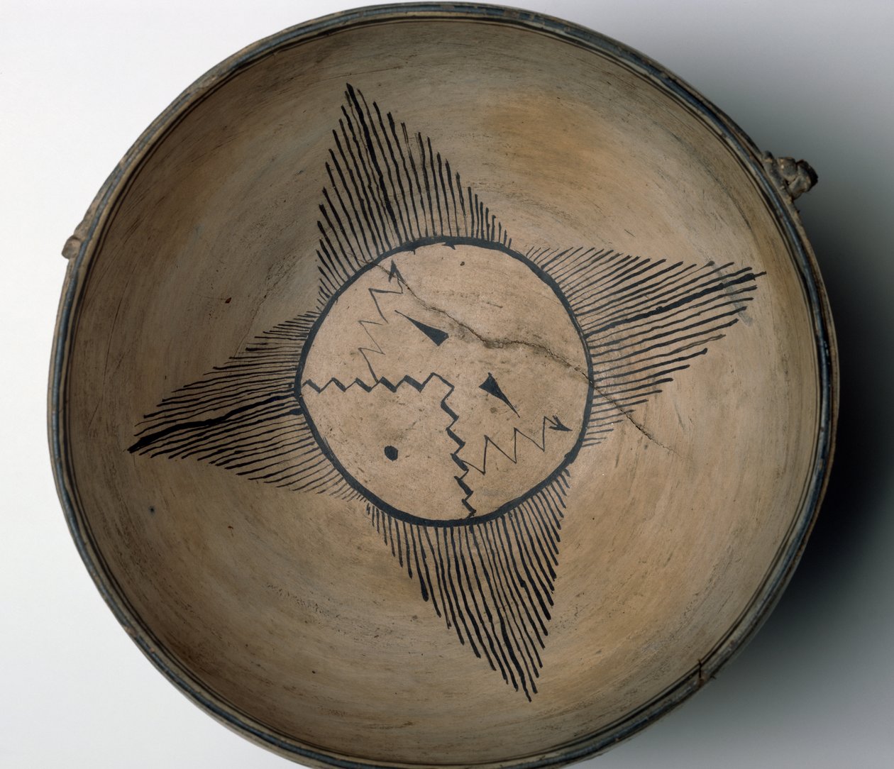 Cochiti Pueblo güneş, kuşlar, bulutlar, şimşek ve yağmur ile ritüel kase, c.1890 (çok renkli astar boya ve ham deri ile toprak kap) by American School