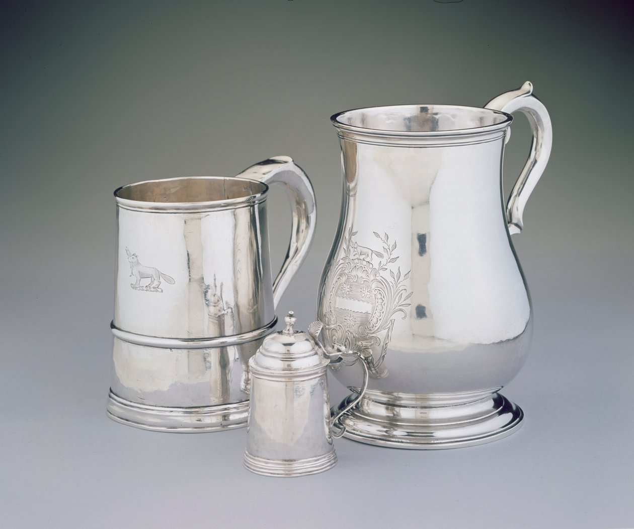 LtoR: Mug, 1725-35, John Burt (1692-174546) minyatür tankard, c.1757, Samuel Edwards (1705-62) ve cann, c.1760, Benjamin Burt (1729-1805), Boston, Massachusetts (gümüş) by American School