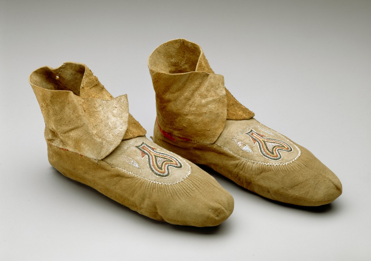 Moccasins, Menominee, c.1830 (füme geyik derisi, kirpi tüyleri ve yünlü kumaş) by American School