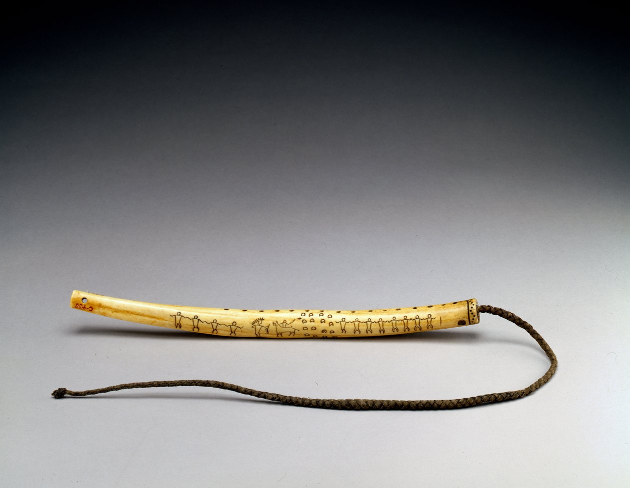 Quirt, oyulmuş geyik boynuzu, Crow Nation, c.1840 (kemik) (ayrıca bkz. 434926) by American School