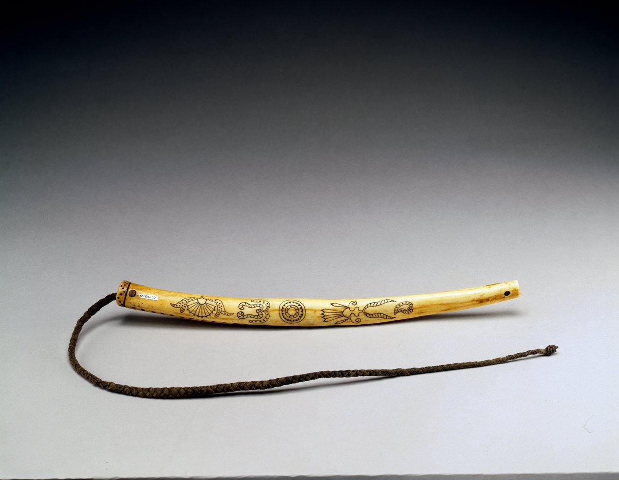 Quirt, oyulmuş geyik boynuzu, Crow Nation, c.1840 (kemik) (ayrıca bkz. 434925) by American School